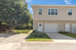 Owl's Nest - Cozy Townhome Close to Beaches, Attractions & More!